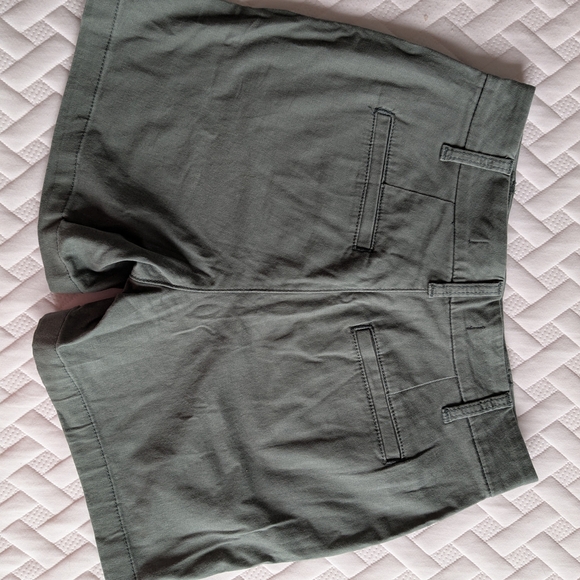 Gloria Vanderbilt Women's Olive Shorts - Picture 2 of 3